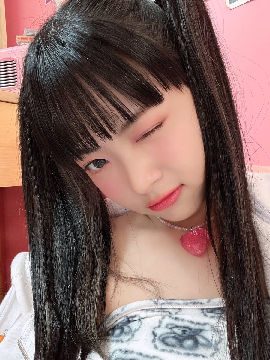 zernin's tweet photo. @moonshapedheart Eunchae dari LE SSERAFIM ya kak Dawam. makasih banyak lagi 🥺🫶 https://t.co/qB1WhO1rrQ