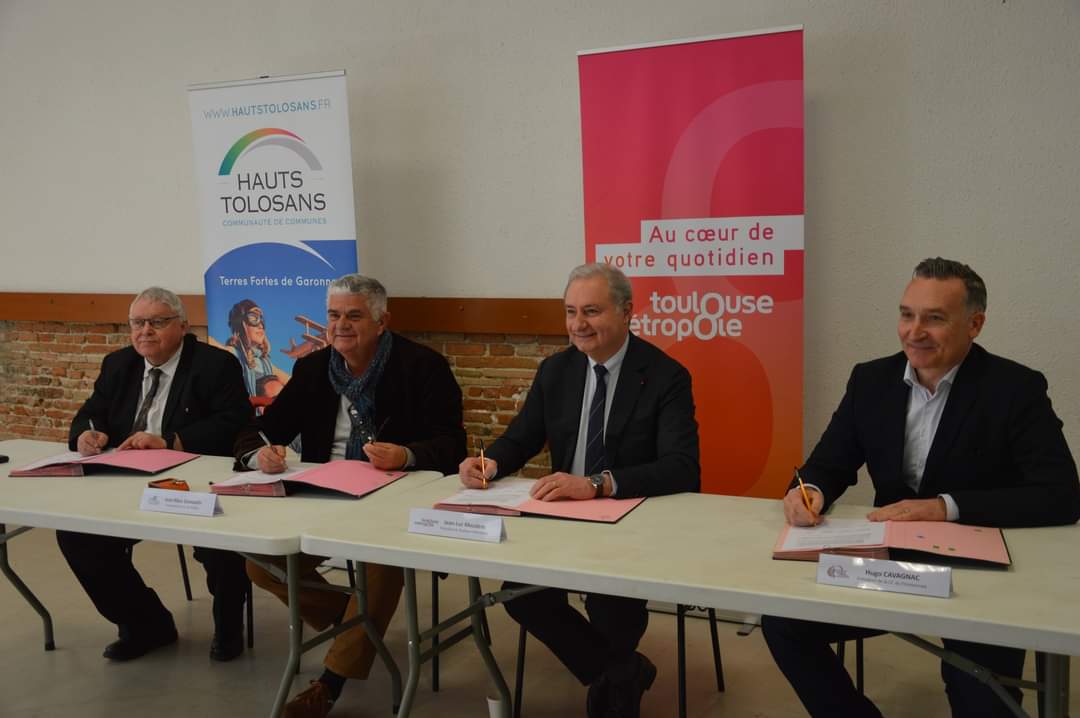 bouloc31's tweet photo. Serge Terrancle, maire de Bouloc, a reçu @Toulouse, la Communauté de Communes du Frontonnais, les Hauts-Tolosans et Val’Aïgo pour la signature d’un contrat de partenariat. Cet acte fort consolidera et facilitera les coopérations entre les territoires du #NordToulousain. https://t.co/WkUW46cDYc