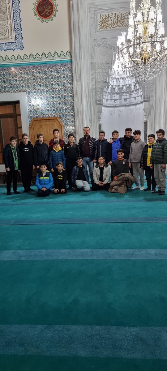 AltunbasRustu's tweet photo. Namazda buluşuyoruz etkinliğimiz kapsamında Sahil Camiinde öğrencilerimizle Teravih Namazı kıldık... https://t.co/W1Rq2L9fxO