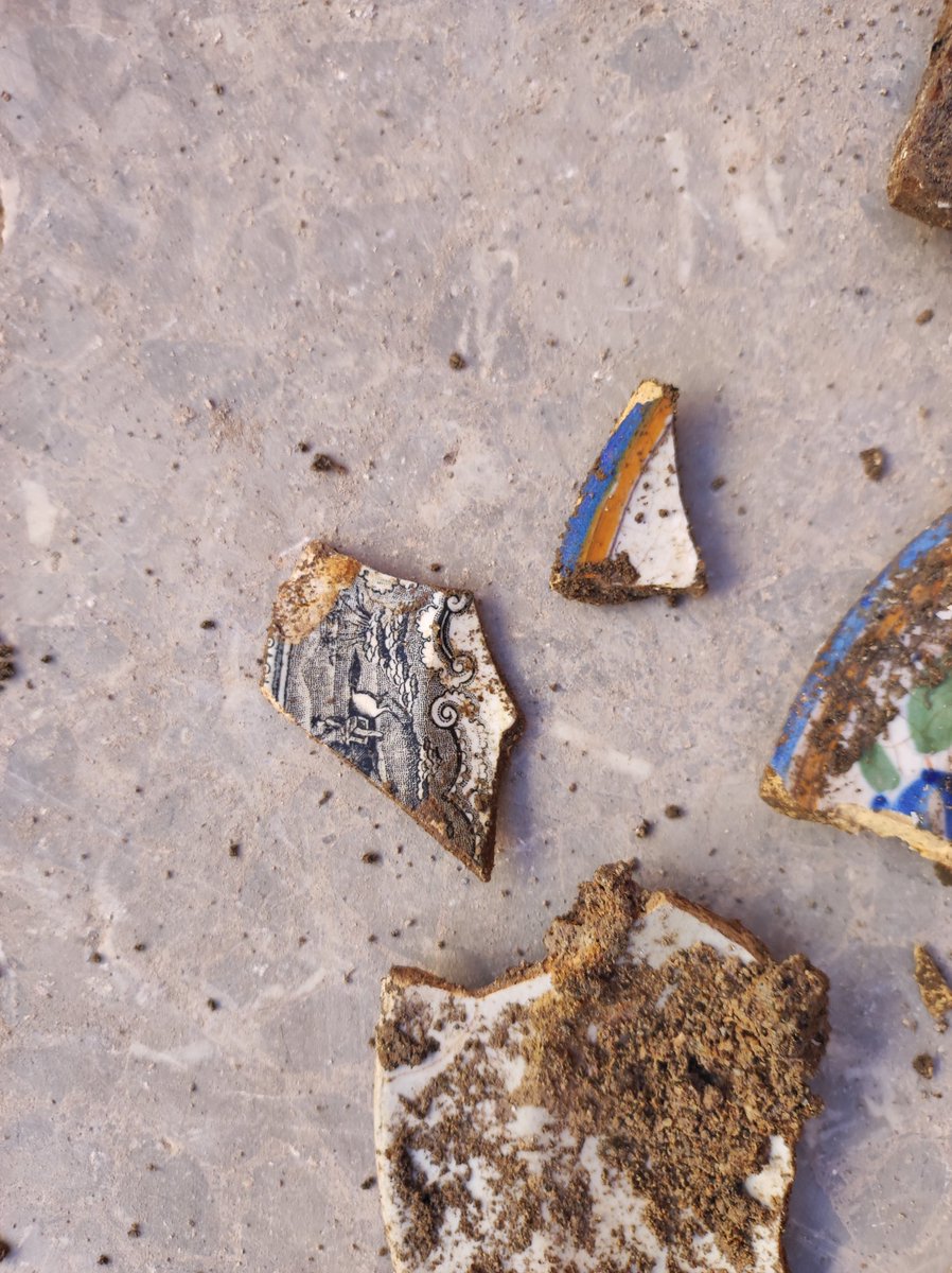 La cerámica moderno - contemporánea también es interesante. Lista para su lavado e inventariado, salida de una fosa séptica/vertedero, muy comunes, por cierto, en la arqueología urbana.