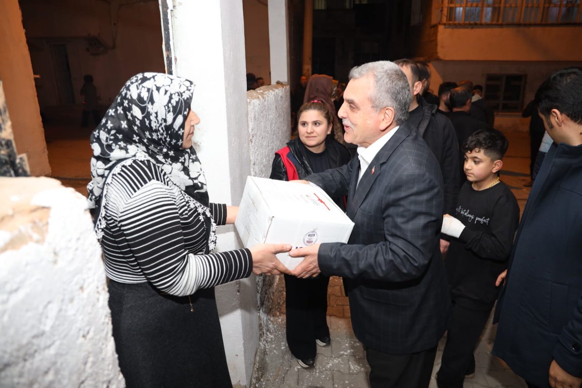 zabeyazgul's tweet photo. İftar sonrası mahalle ziyaretlerimize devam ediyoruz.

Dün gece Akabe Mahallesi'nde hemşehrilerimizle selamlaştık, hâl ve hatırlarını sorduk. Gönlü güzel Şanlıurfalıların sohbetiyle mutlu olduk. https://t.co/uqC0uI5X3P