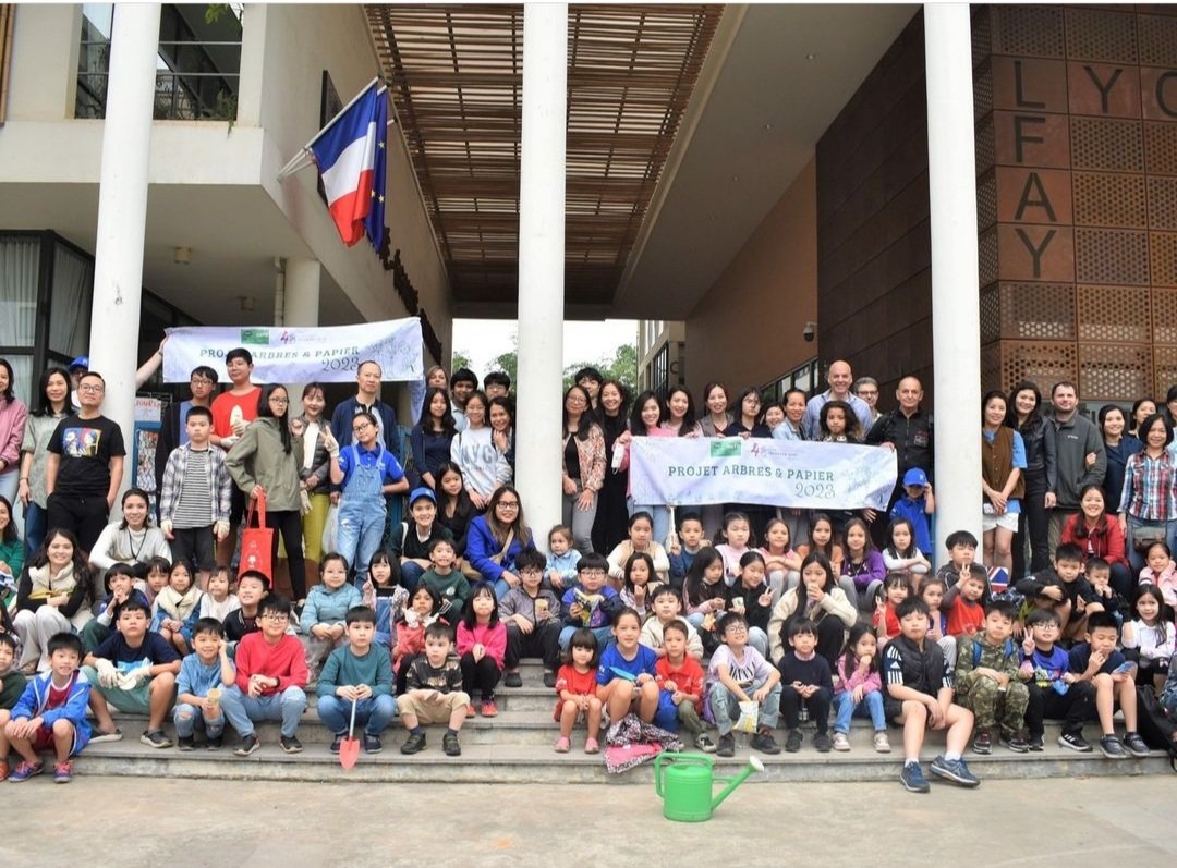 LyceeFrAYersin's tweet photo. Projet #Arbre et #Papier au #LFAY pour fêter #LFAY40ans dans une démarche #EDD. Grande collecte et mobilisation de l'APE autour d'une arborisation de notre établissement! @aefeinfo @FranceAuVietnam 🇫🇷🇻🇳 https://t.co/RCNlIdBGB7