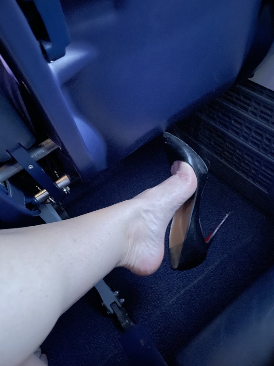 wellwornbymitzy's tweet photo. Girl on a plane - link in my bio to public plane dangling videos #dangling #shoeplay #heelsinpublic https://t.co/HvuWTechQR
