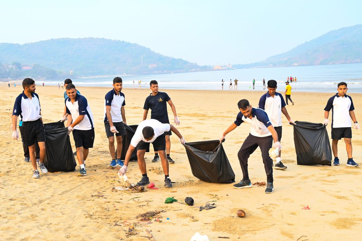 IN_KTKNA's tweet photo. #SwachhBharat
#SaveTheEnvironment 
As part of #PuneetSagarAbhiyaan members of #ShamNoVaruna car rally reached and interacted with #KNA personnel &amp; carried out #BeachCleanup drive at RT beach on 08 Apr 23 showcasing #IndianNavy's #Maritimeconsciousness and #Environmentalawareness https://t.co/8f3ThOSqqD