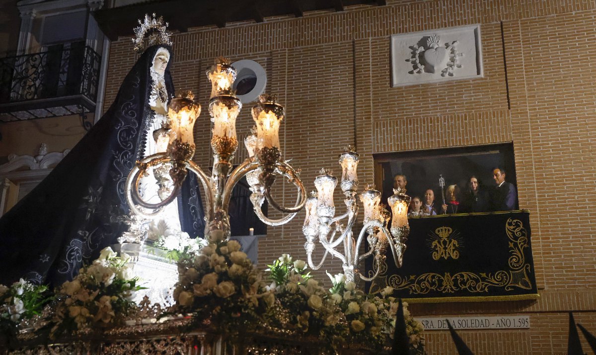 La presidenta <a href="/IdiazAyuso/">Isabel Díaz Ayuso</a> participó ayer en la procesión del Santo Entierro de Parla, organizada por la Hermandad de Nuestra Señora de la Soledad. 

La Semana Santa de Parla está declarada Fiesta de Interés Turístico Regional.