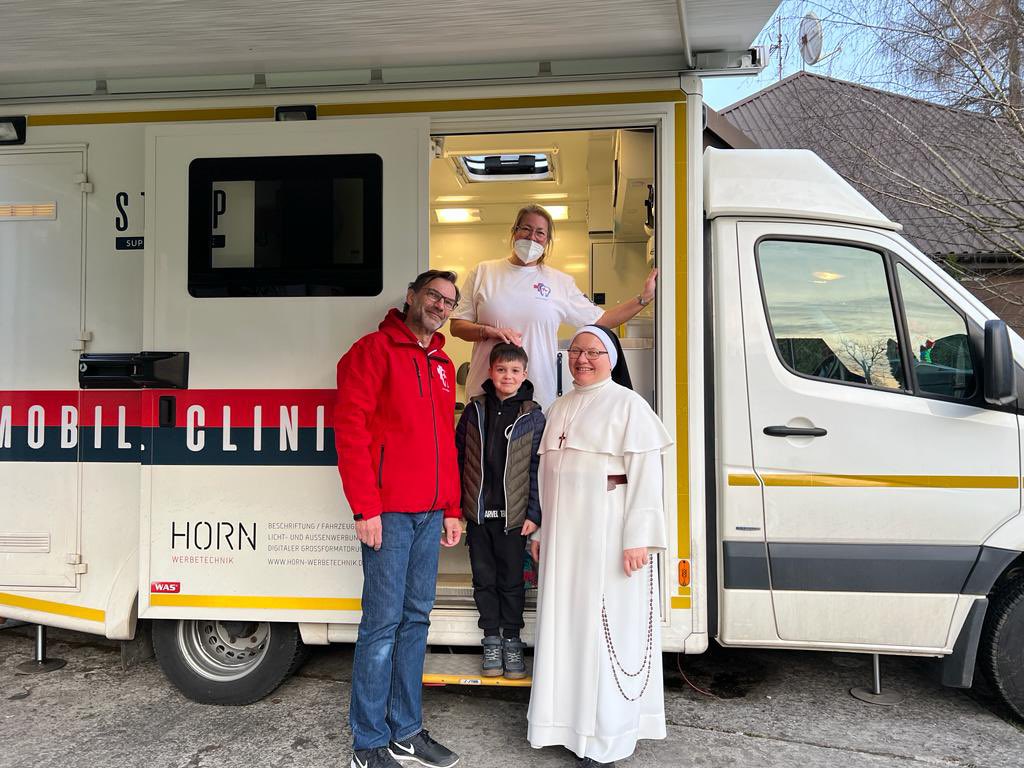 FundDominikanek's tweet photo. Pomoc dentystyczna dla uchodźców z Ukrainy dzięki współpracy z Dental - Emergency - Team. https://t.co/LyuFIR5e6H