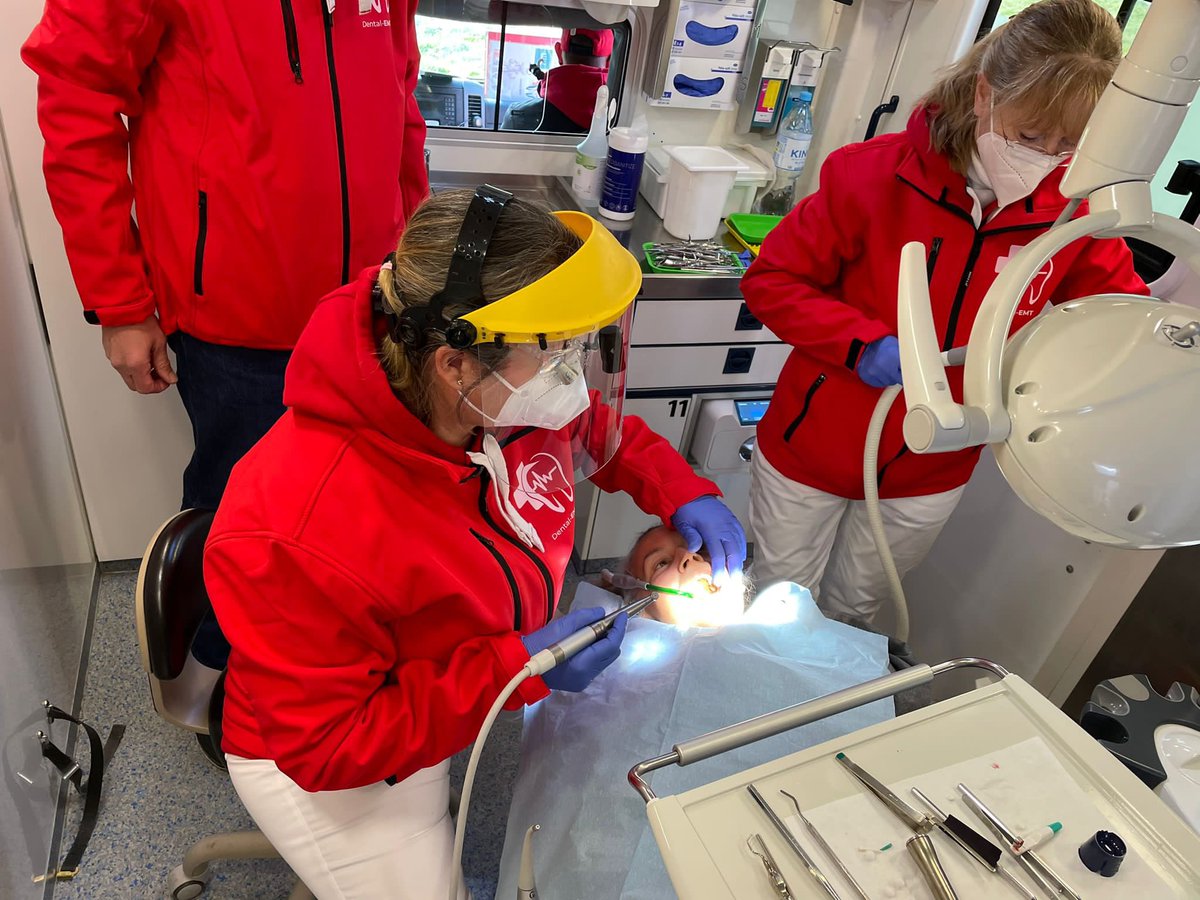 FundDominikanek's tweet photo. Pomoc dentystyczna dla uchodźców z Ukrainy dzięki współpracy z Dental - Emergency - Team. https://t.co/LyuFIR5e6H