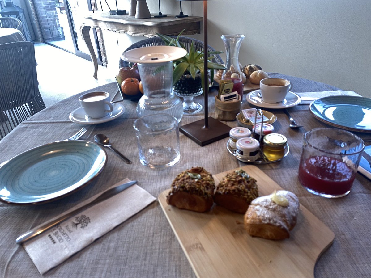 Herrmaennchen's tweet image. Guten Morgen - diesmal mit Frühstück. Sehr stillvoll. Weit abseits vom Touristenrummel auf dem Land. Ich empfehle die Pistazienhörnchen. #Thiene