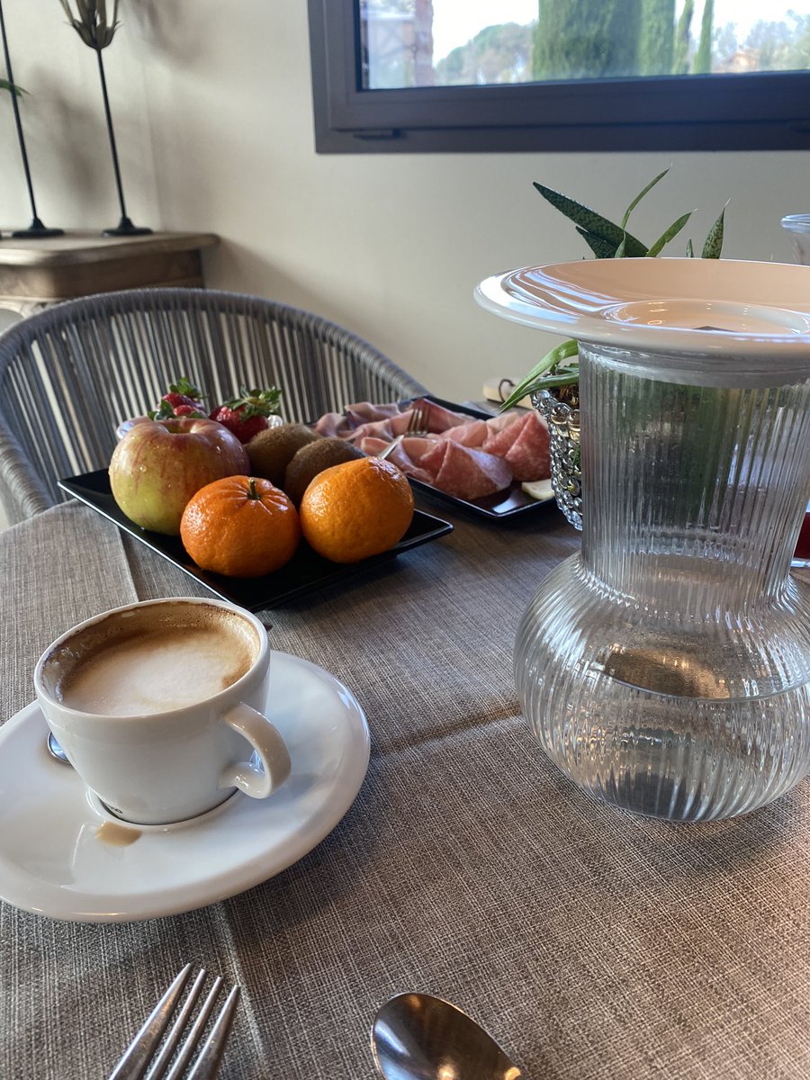 Herrmaennchen's tweet image. Guten Morgen - diesmal mit Frühstück. Sehr stillvoll. Weit abseits vom Touristenrummel auf dem Land. Ich empfehle die Pistazienhörnchen. #Thiene