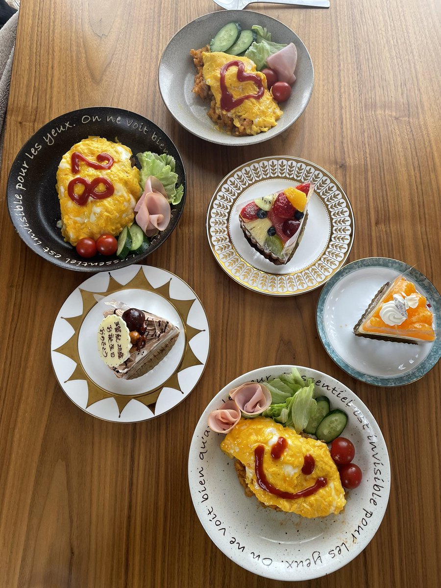 ariru04062223's tweet photo. 娘ご飯⑅◡̈*4月6日に２８歳のお誕生日を迎えた息子に作ってくれました💓lunch time♪色々あるけど美味しはやっぱり正義だな🥰
#ateliershiorionline
#1期生
#オムライス
#おいしいは正義だ https://t.co/Uss1vCpZfb