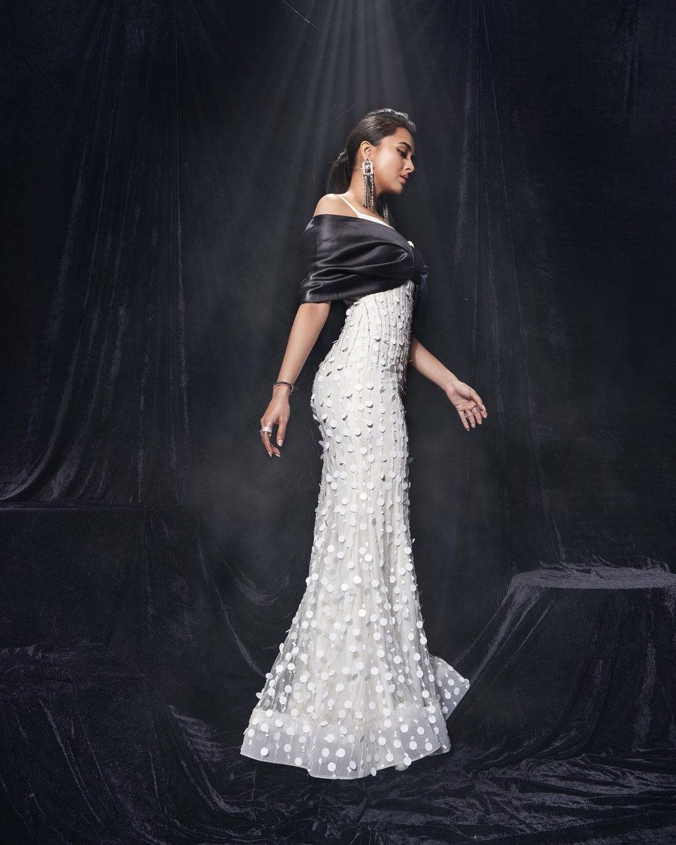 ATSBB's tweet photo. Tejasswi Prakash in Balck &amp; White dress looks timeless classic 🖤🤍

@itsmetejasswi #saasbahuaurbetiyaan #sbb #atsbb #TejasswiParkash #blackandwhite #fashion https://t.co/ZyXY33dC7r
