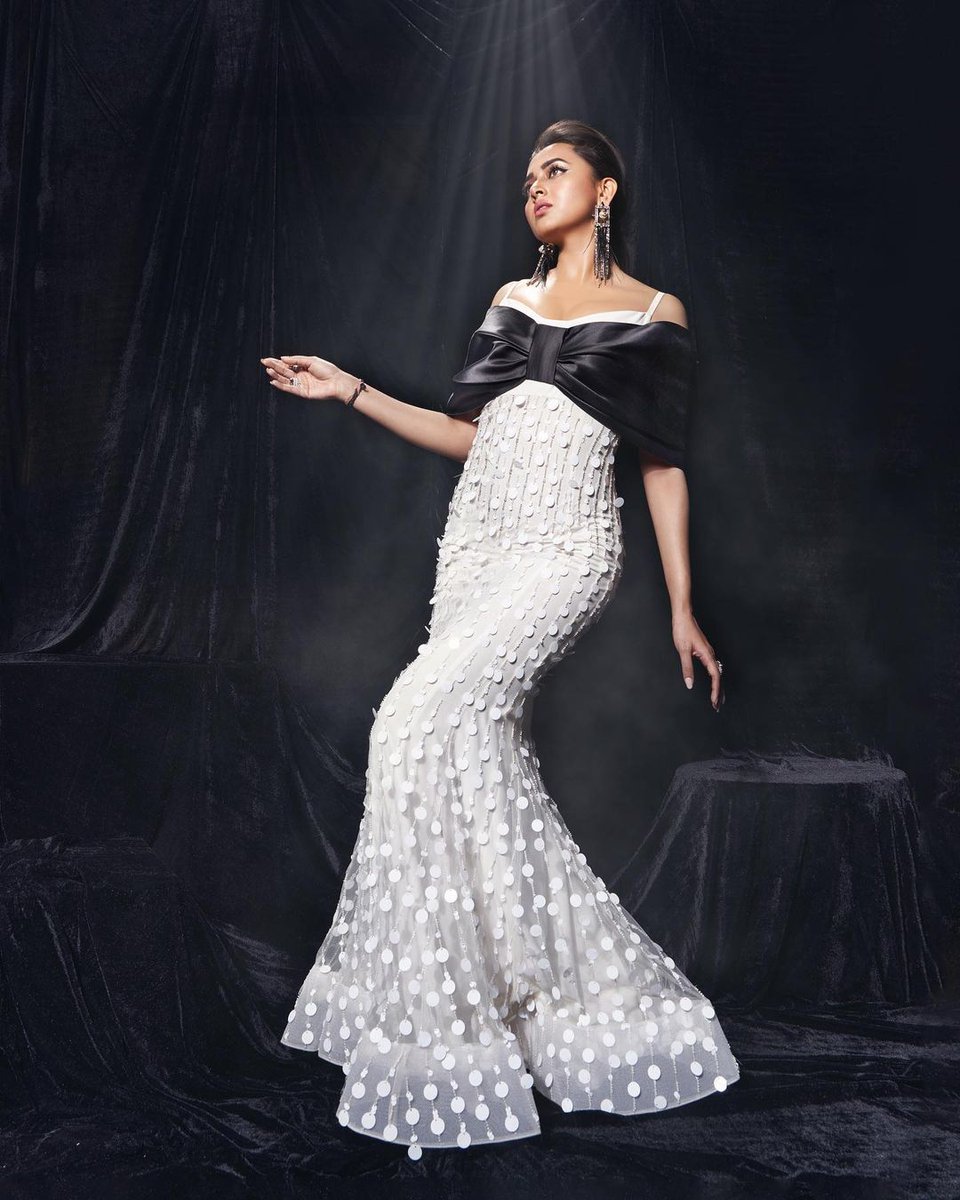 ATSBB's tweet photo. Tejasswi Prakash in Balck &amp; White dress looks timeless classic 🖤🤍

@itsmetejasswi #saasbahuaurbetiyaan #sbb #atsbb #TejasswiParkash #blackandwhite #fashion https://t.co/ZyXY33dC7r