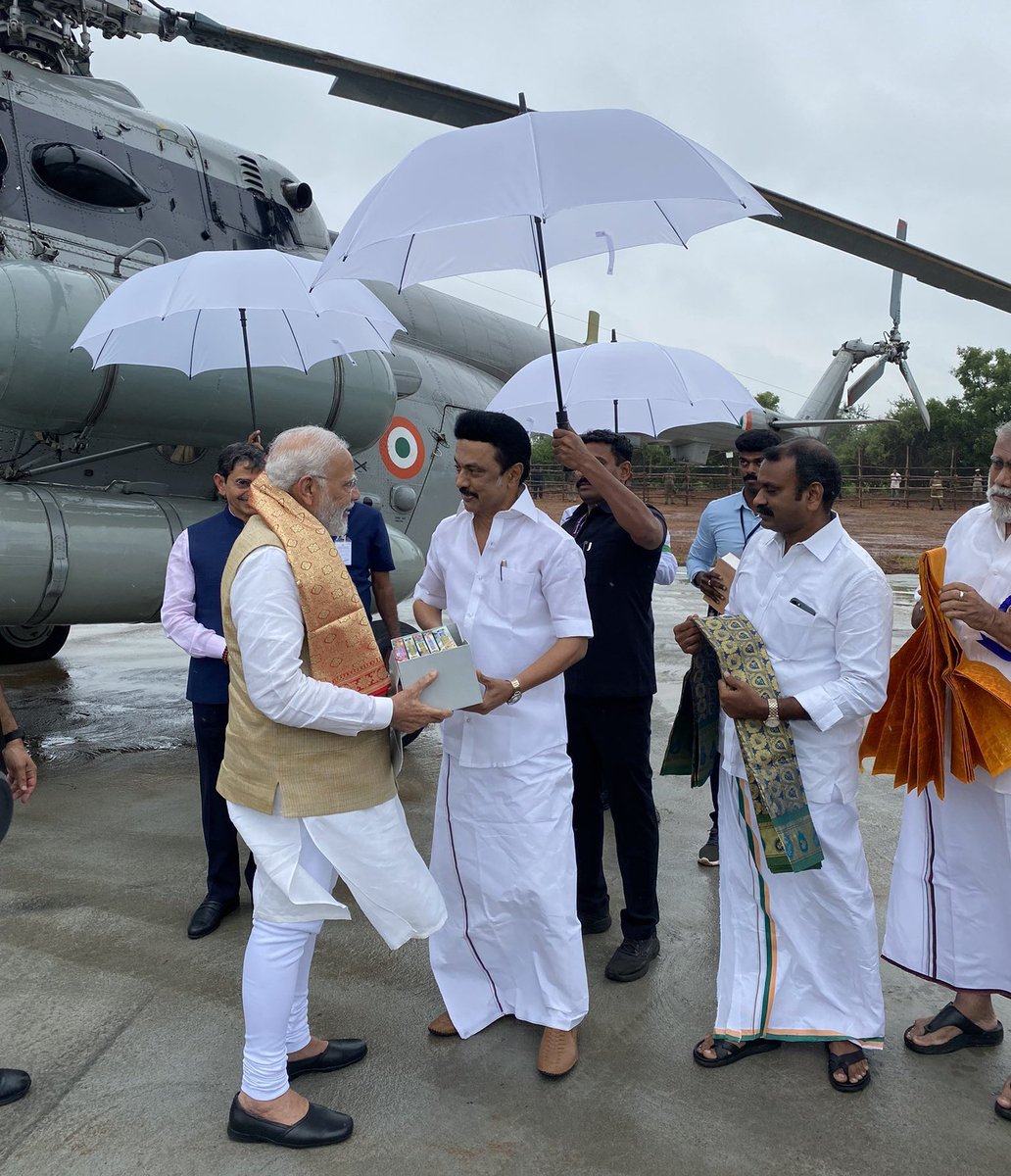 iamradioguru's tweet image. திராவிட மாடல் வெள்ளை கொடி - வெள்ளை குடை! #WelcomeModi #Vanakkam_Modi #Vanakkam_Modiji