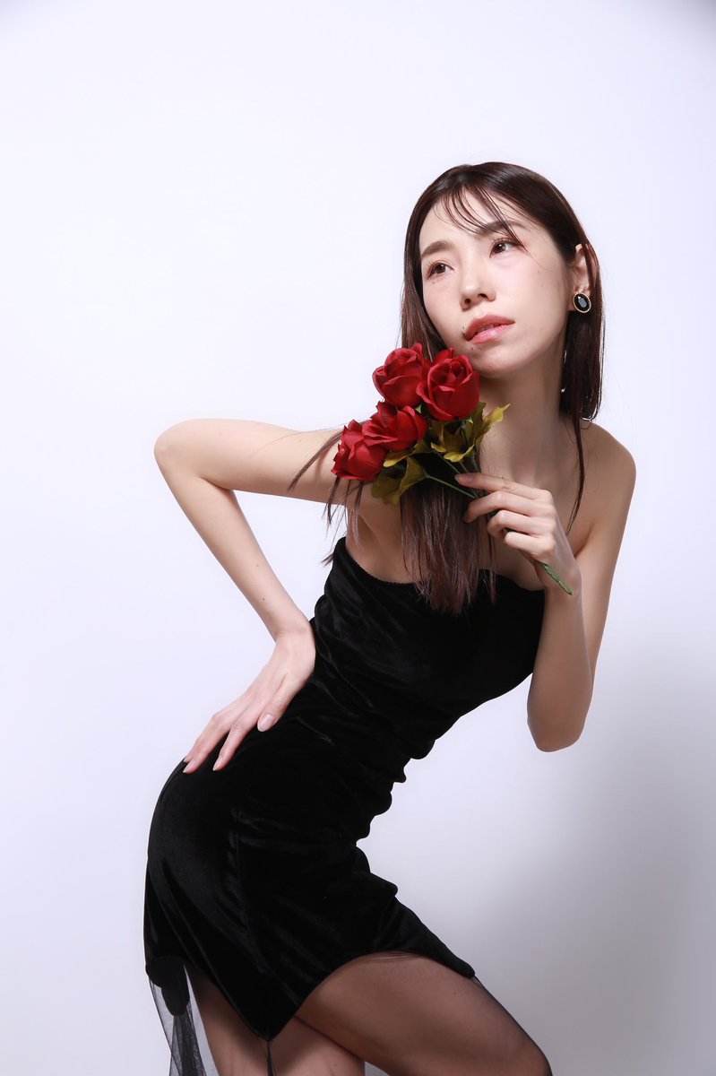 ドレスってテンション上がる🥰

裾に重みがあるから歩いてる時に揺れて可愛かった🫶

シースルー🫣

髪もストレートにする事がほとんどないので新鮮でした😊

素敵に撮って頂きありがとうございました!

#撮影　#ドレス