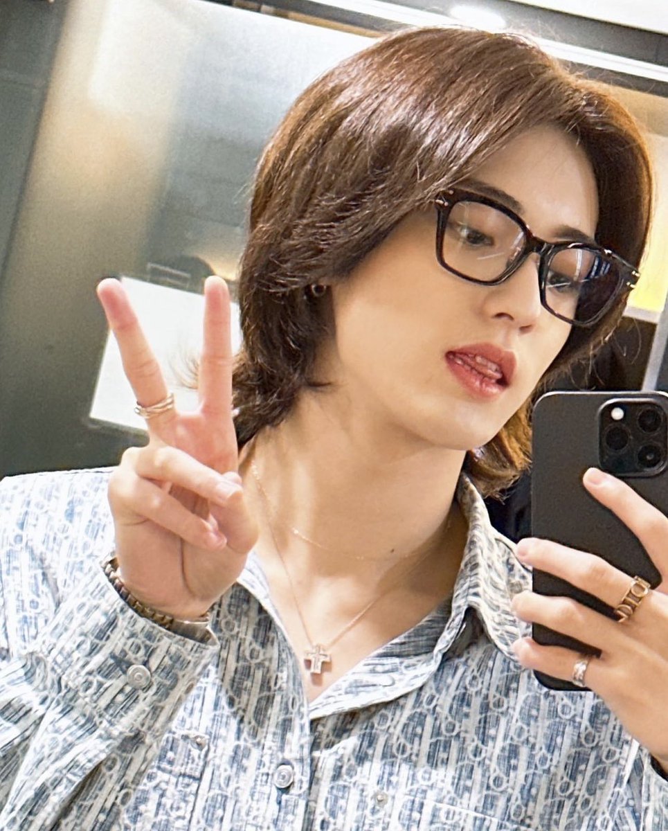 he’s so damn pretty 🥹🩵