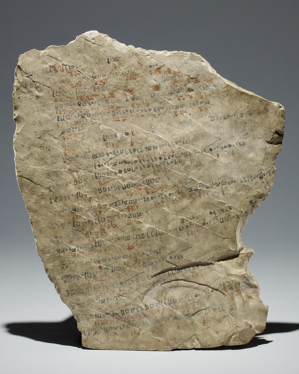 İşçilerin işe gelmeme nedenlerini gösteren liste. MÖ 1250. Deir el-Medina (Thebes).

Örnekler: Hasta. Patronuyla birlikte. Bira mayalıyor. Evini inşa ediyor. Annesinin cesedini sarıyor. Akrep ısırdı. Katip için taş getiriyor. Kardeşini mumyalıyor.