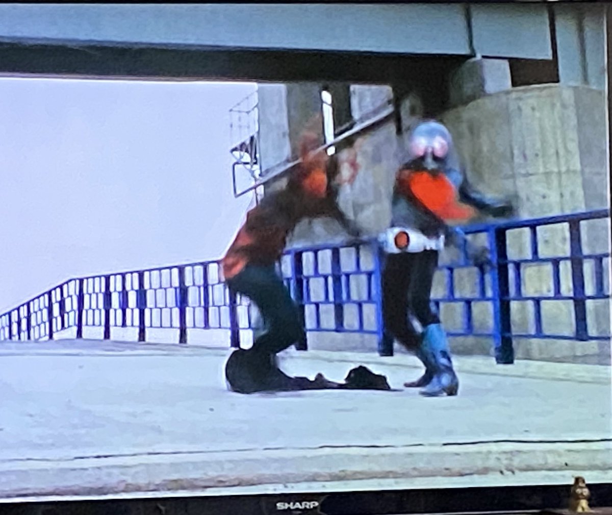 komisyousa's tweet photo. かああっけええええええええ😆

やはり仮面ライダーは、バイクとステゴロが基本よね♪♪ https://t.co/1S6TO0toHk