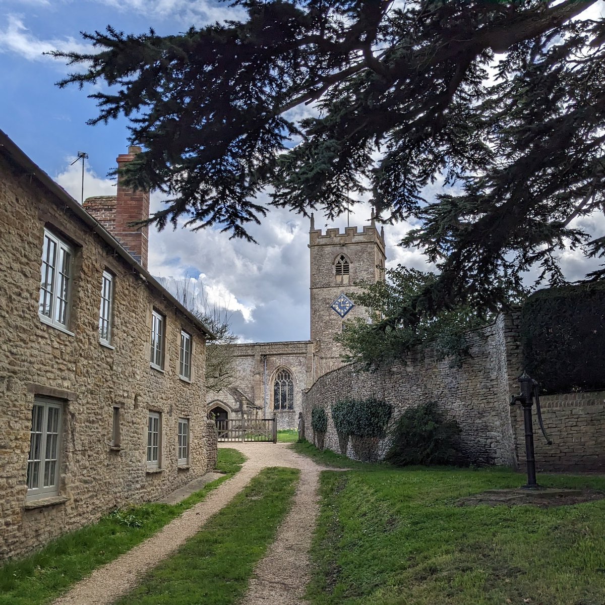 #postboxsaturday Combe #Westoxfordshire a discrete postbox at site of Old Post Office, and nearby telephone box on the way to Church. How old that Yew?