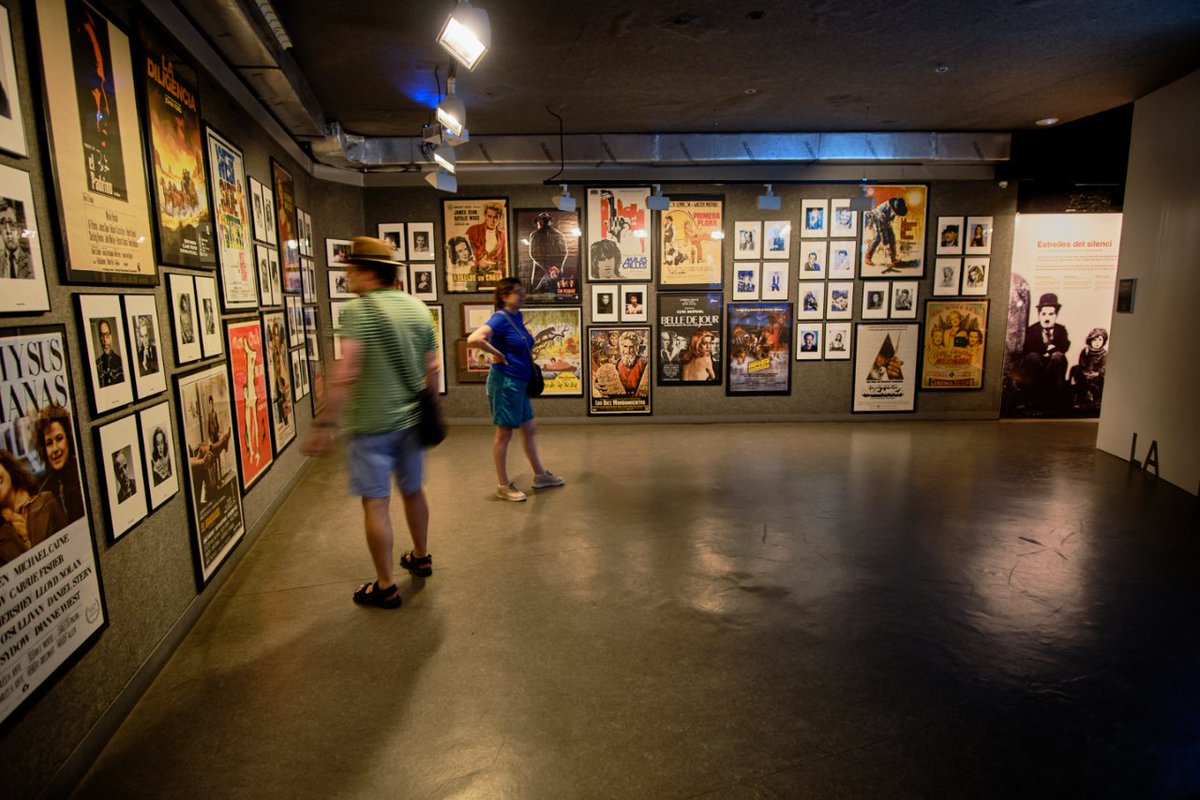 museucinema's tweet photo. 🎂Avui celebrem vint i cinc anys🎊 i  us obsequiem amb una jornada de portes obertes!🎁 Des d'ara i fins a les set de la tarda podeu visitar la nostra exposició permanent de manera gratuïta! Deixeu-vos fascinar pels espectacles d'imatges en moviment de totes les èpoques! 🎞️ https://t.co/20rBOnA0uN