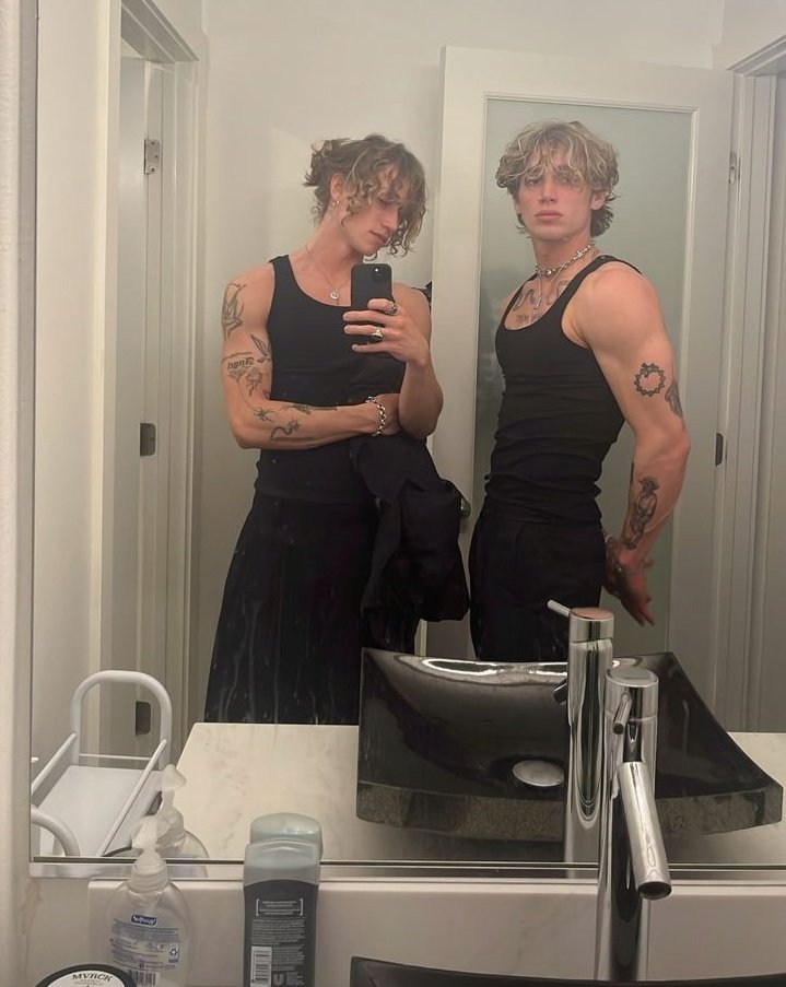 Leti_hacker's tweet image. Eles parecem muito irmãos ( irmãos hackhold) ♥️♥️♥️