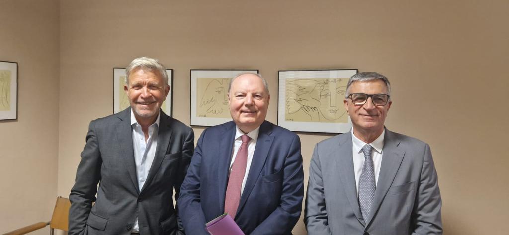 Déplacement d'<a href="/HerveMarseille/">Hervé Marseille 🇺🇦</a> dans les Alpes-Maritimes à la rencontre de nos élus et adhérents.
Merci à <a href="/CimaGilles/">Gilles Cima</a>,<a href="/serge_amar/">Serge Amar</a>,<a href="/FrancoiseThomel/">Thomel Françoise</a>, <a href="/CatherineM06/">Catherine Moreau</a>, Dario Lutchmayah et leurs équipes pour cette rencontre conviviale à #Antibes après un échange amical avec <a href="/JeanLeonetti/">Jean Leonetti</a>