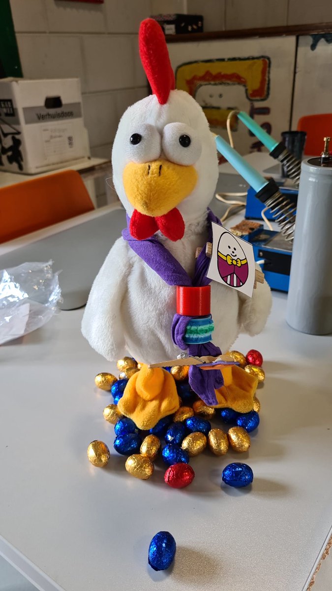 Over een klein uurtje komen mijn kippetjes, dus ik heb al wat lekkers voor jullie klaar gelegd! Ik bewaak het voor jullie hoor!