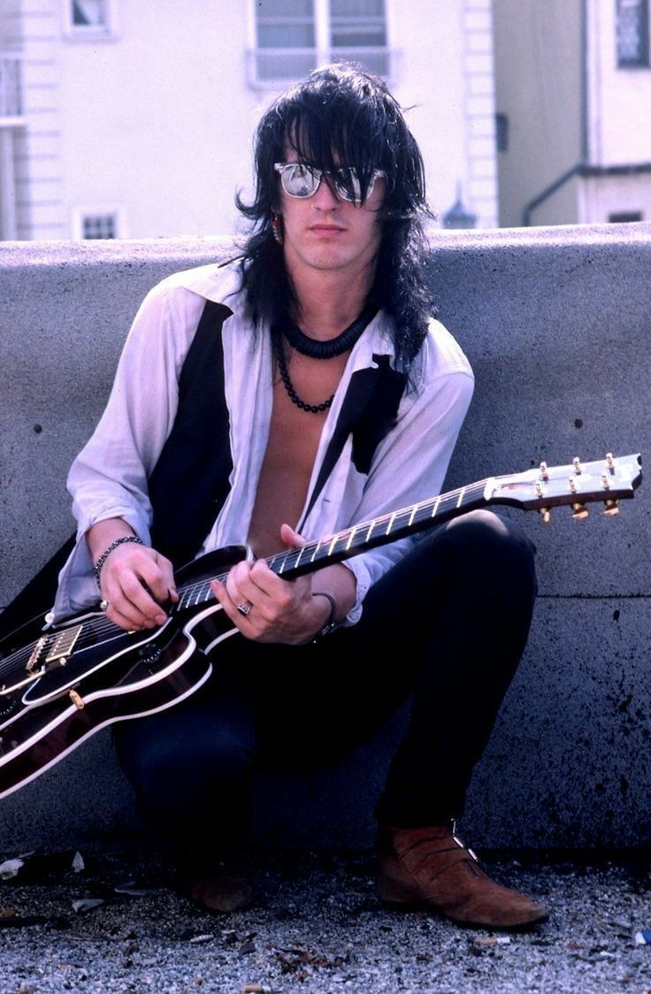 Happy birthday Izzy Stradlin    