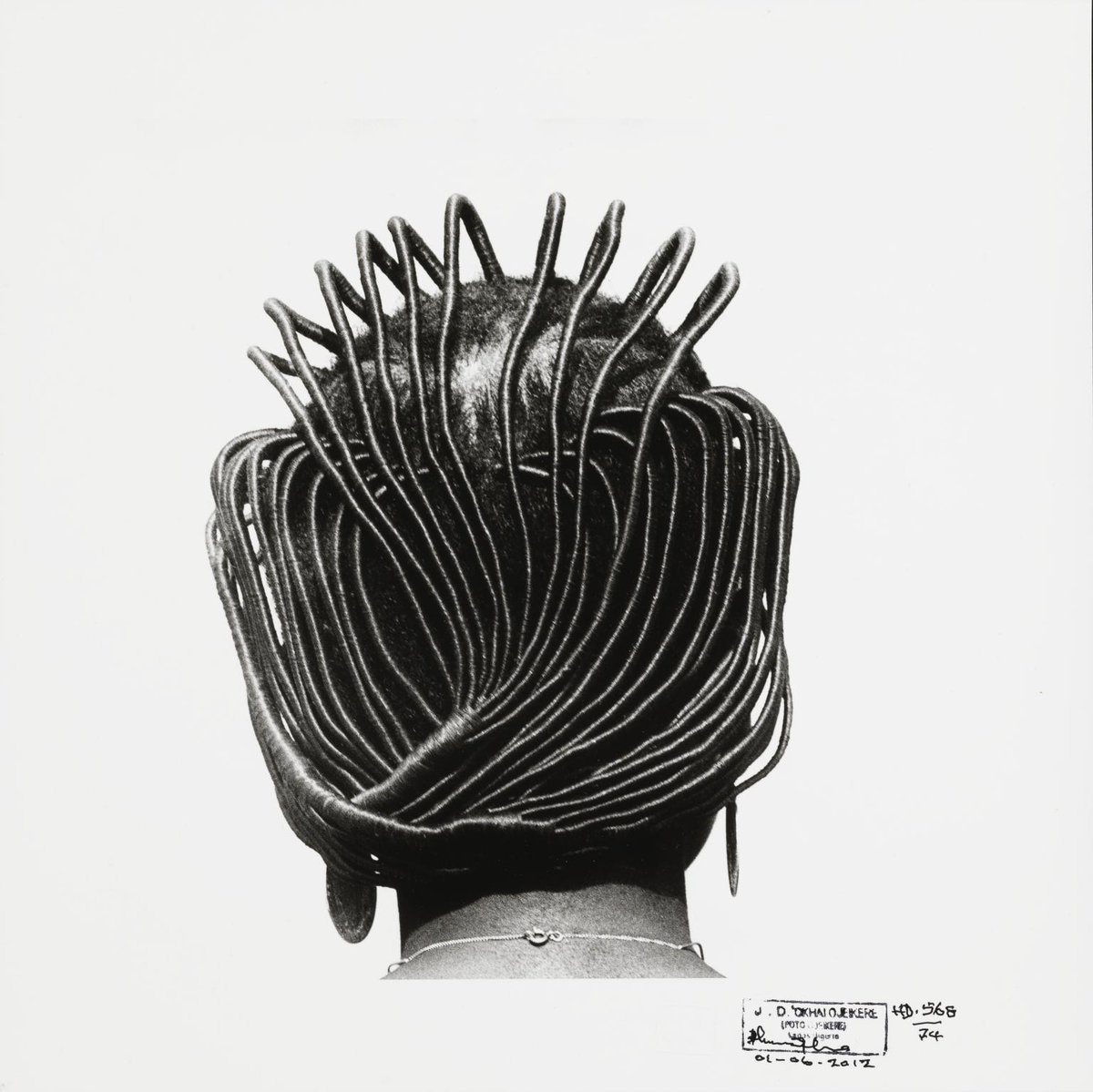 Before he died aged 83, J.D. Okhai Ojeikere spent three decades travelling across Nigeria and creating a visual time capsule of 1000 portraits of hair. 'Hairstyles' became an internationally acclaimed series that provides a beautiful and powerful insight into Nigerian culture. 📷