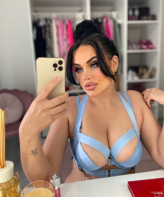 If you adore her, Dior her. 💎 https://t.co/PnYBVfDUt7