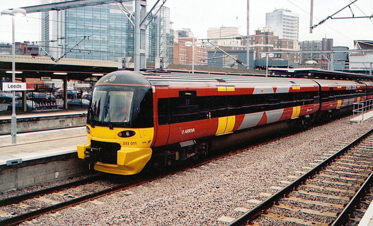 mavmaramis's tweet photo. 333011. Siemens/CAF, 1997, Northern Spirit livery with Arriva branding. Photo: Leeds, 12.12.2001. #railway #electric #EMU #Class333 #Leeds #NorthernSpirit @NamiHusky https://t.co/h1VrSPMkmk