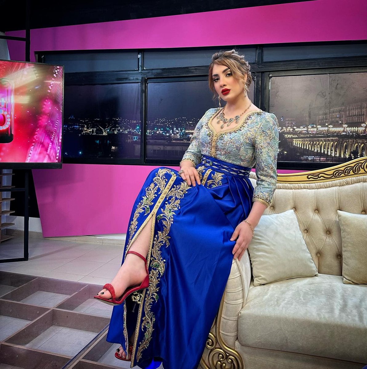 hiamag's tweet photo. #سهيلة_بن_لشهب تُحيي التراث الجزائري بمجموعة من أجمل الأزياء التقليدية.. شاهدي اختياراتها
https://t.co/hVaqYyOTsi https://t.co/qobwkXCfrT