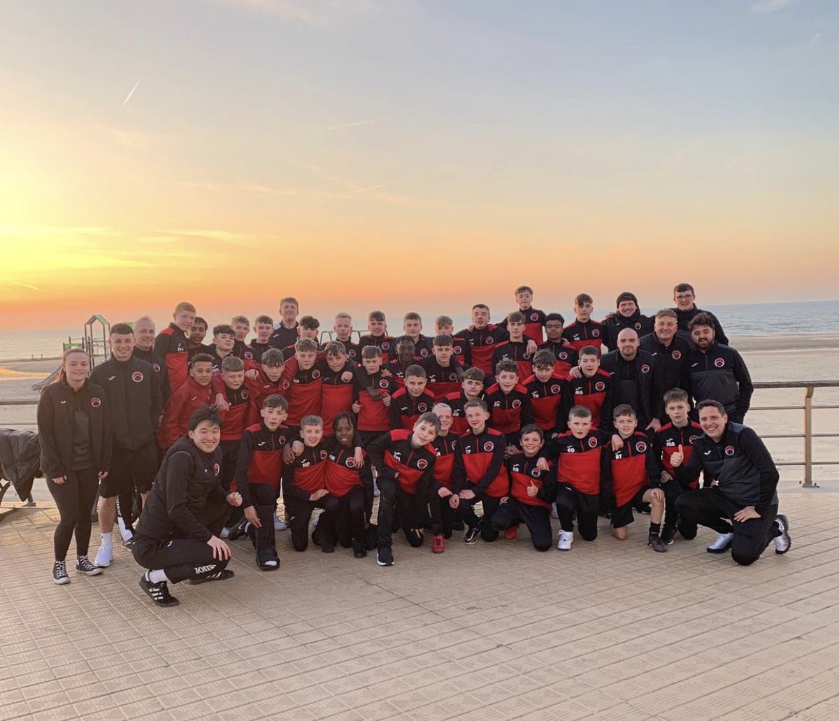 joshedz1's tweet photo. A great tour to Oostende, Belgium this week with @PontyUnitedA - The 14’s won both their games -  5-2 in 🇫🇷&amp; 5-0 in 🇧🇪, a positive way to finish the season off ⚽️ 

Thanks @Benjamin_Slade @LockeOwain for organising a brilliant trip 👊🏻🐉 https://t.co/MclbgoeUzW