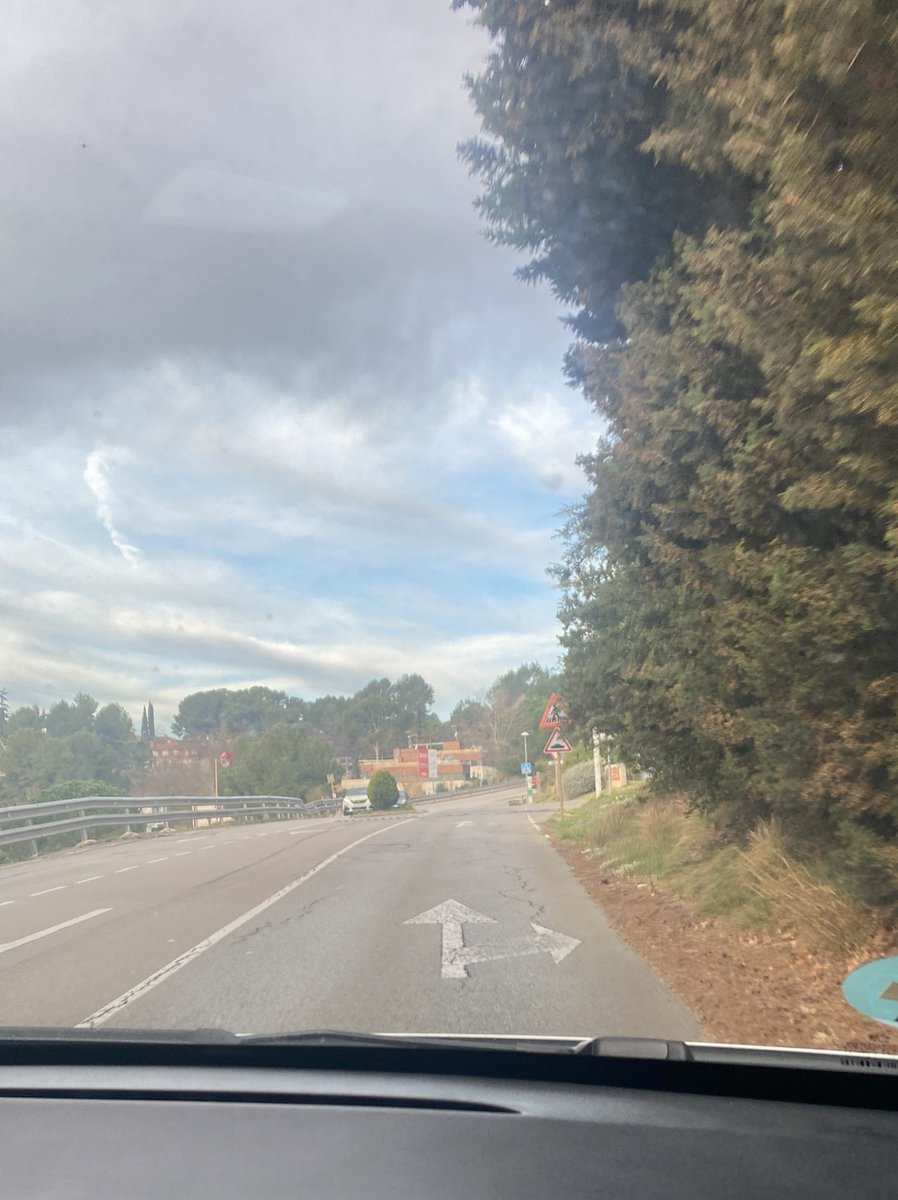 Diumenge passat, un veí del poble sortia a fer ciclisme, com molts altres diumenges. Un conductor drogat i alcoholitzat l’embestia. Ahir moria a l’hospital. No surt a cap notícia, no se’n parla. Estava de vacances i feia el seu esport preferit. Dona, fills, pares…Bon cel T.Q.