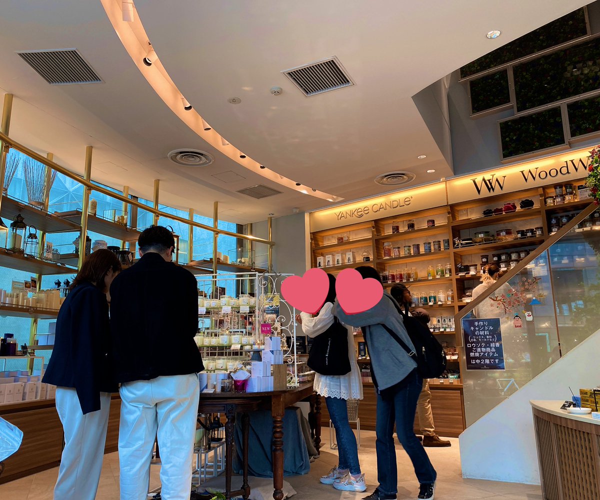 n_shd's tweet image. あべちゃんが今田美桜ちゃんにプレゼントしてたアロマ欲しくて、表参道へ🌸
サイズも匂いも違うけど、いい匂い💜
小さいのは種類違うけど、ぜんっっぶいい匂い💙💜
リピ確間違いなし！
 #アロマキャンドル
 #WoodWick
 #あべちゃん💚
 #悪友カラー