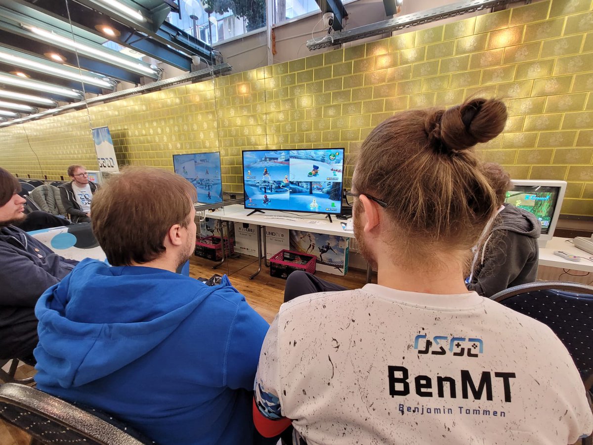 osna_gaming's tweet photo. Wir sind heute auf der #ComicPlanetCon im @ComicPlanetOS 🧙♂️
Bei uns am Stand gibt es neben den üblichen Party Spielen auf der Switch auch einen Retro-Bereich passend zum Thema 💪
Bis gleich 🥰 https://t.co/3hY3mSlf63