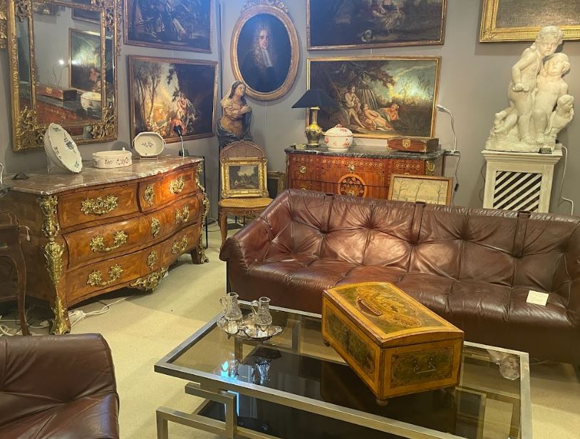 Expomedia2's tweet photo. 📣Vous êtes plutôt bijoux vintage, sculptures légères, mobilier classique ou années 70?🤔
Il y en a pour tous les goûts au salon de Biarritz @Salon des Antiquaires De Biarritz ! 😃
C'est au Bellevue jusqu'à lundi de pâques inclus. 🙏
👉Infos: https://t.co/HWoWIfBE1F https://t.co/CPagED0LrS