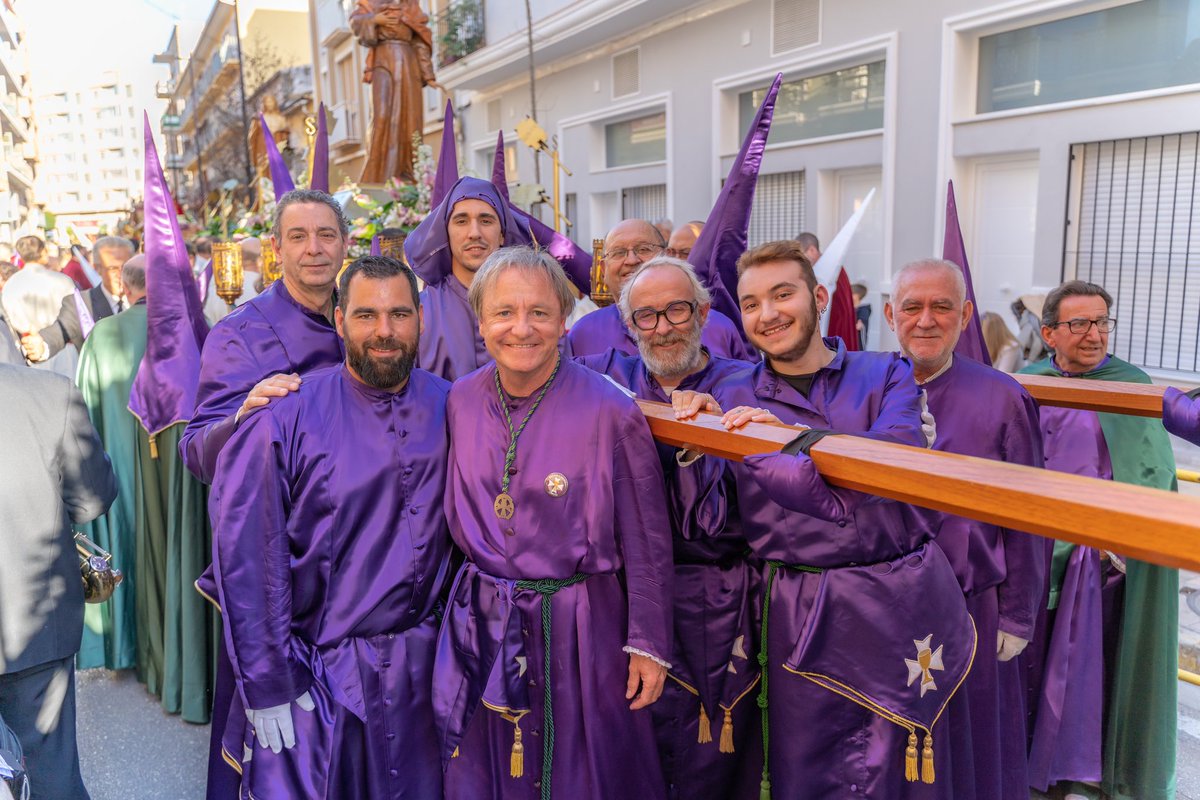 Emotivo Viernes Santo en Gandia. Un momento para recordar en el día grande de nuestra Semana Santa. No hay nada mejor para vivirla desde dentro que portar la imagen de la Hermandad que te ha visto crecer.  <a href="/SemanaSantaGND/">Semana Santa Gandia</a> , por muchos más. #viernessanto