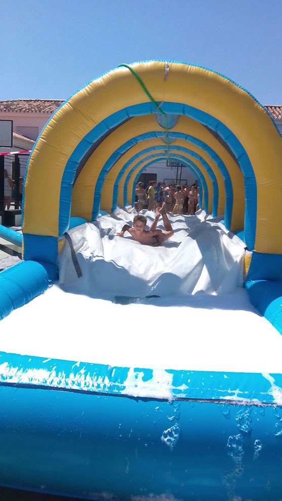 Muchos coles optan por llenar de actividades refrescantes sus fiestas de fin de curso. Los deslizantes, toboganes, piscinas, ginkhanas acuáticas ... y finalizar con una fiesta de la espuma con música, suelen ser las opciones más demandadas y en Junio apetecen aún más.