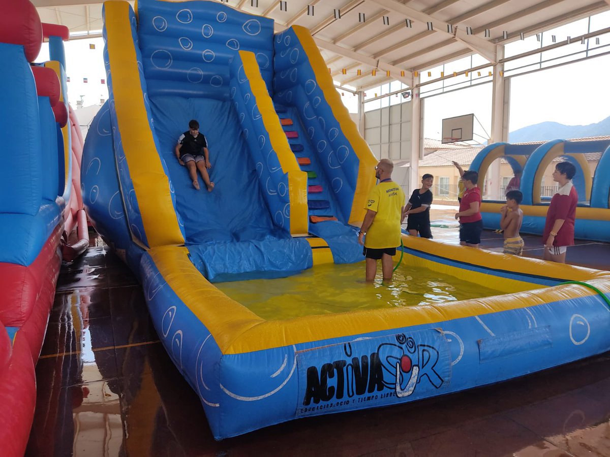 activasur's tweet photo. Muchos coles optan por llenar de actividades refrescantes sus fiestas de fin de curso. Los deslizantes, toboganes, piscinas, ginkhanas acuáticas ... y finalizar con una fiesta de la espuma con música, suelen ser las opciones más demandadas y en Junio apetecen aún más. https://t.co/cbirApgQUl