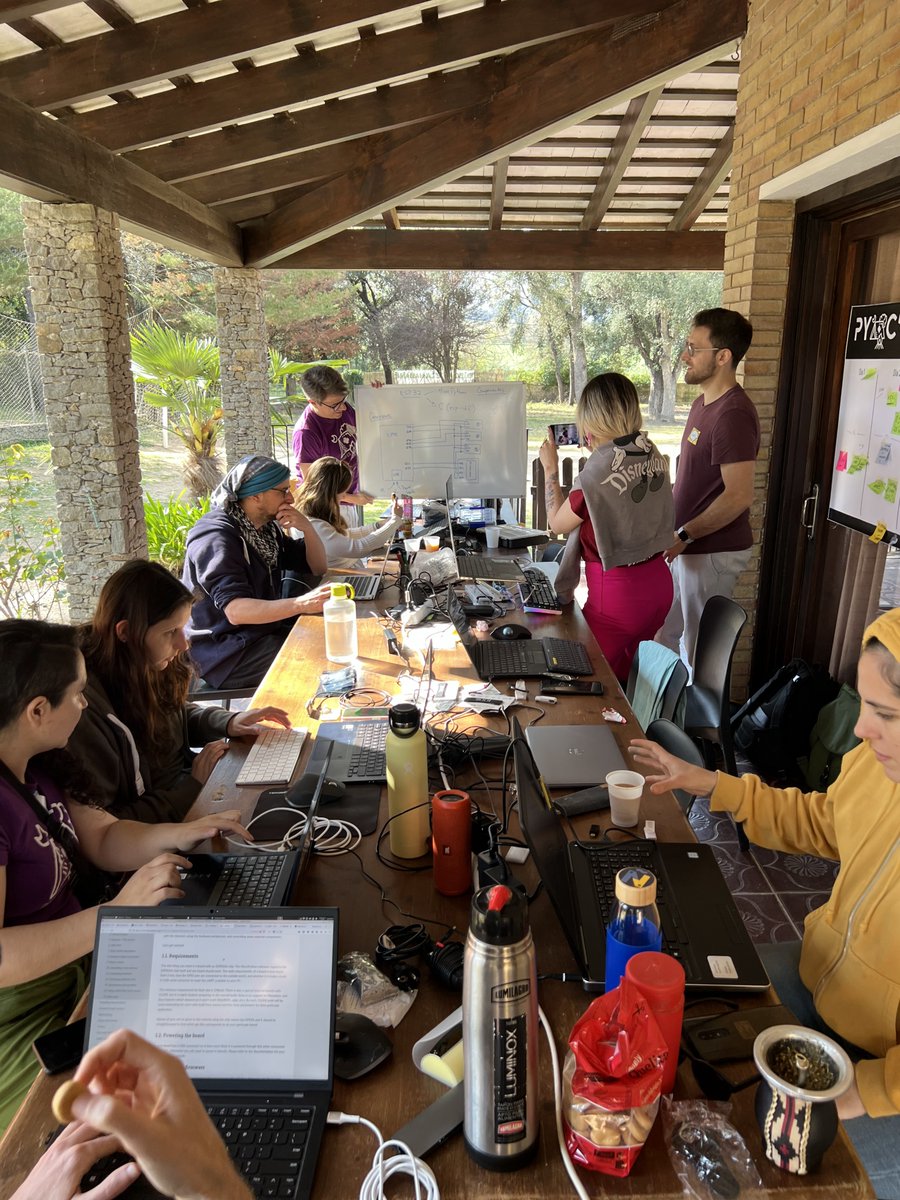PyCampES's tweet photo. Iniciamos a trabajar en los proyectos. 
#PyLaser #Python #Django #micropython #ampy https://t.co/2LbHkucyfR