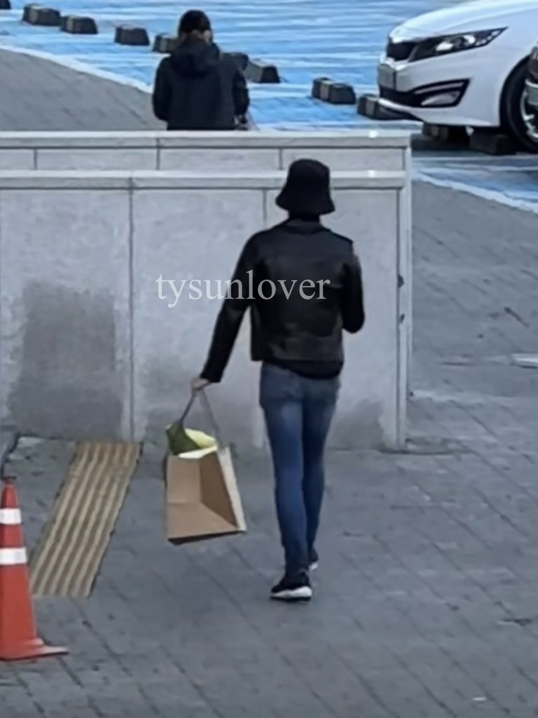 tysunlover's tweet photo. 지인이 엑소 sbn 팬미팅 가서 태양이 봤다고 알려줌 🫣 센스 있게 꽃두 사갔나벼 ~.~ 역시 카이일등팬 .. 👍🏻 #유태양 https://t.co/gHoeDG1ybK
