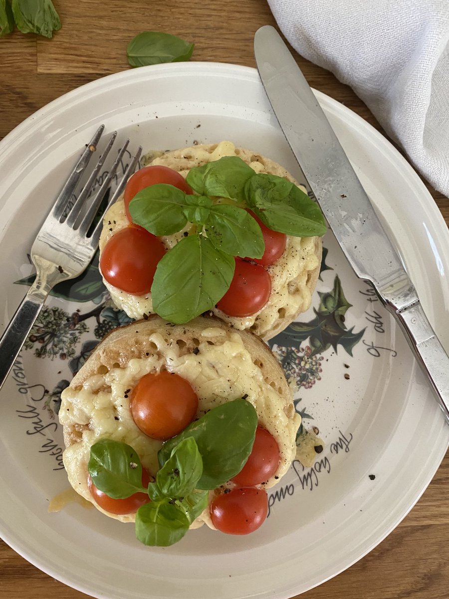 Fern_Britton's tweet image. Pizza crumpets for breakfast 😀 I remember #DeliaSmith doing these of #SwapShop I think. Blew my mind and still does xx ❤️