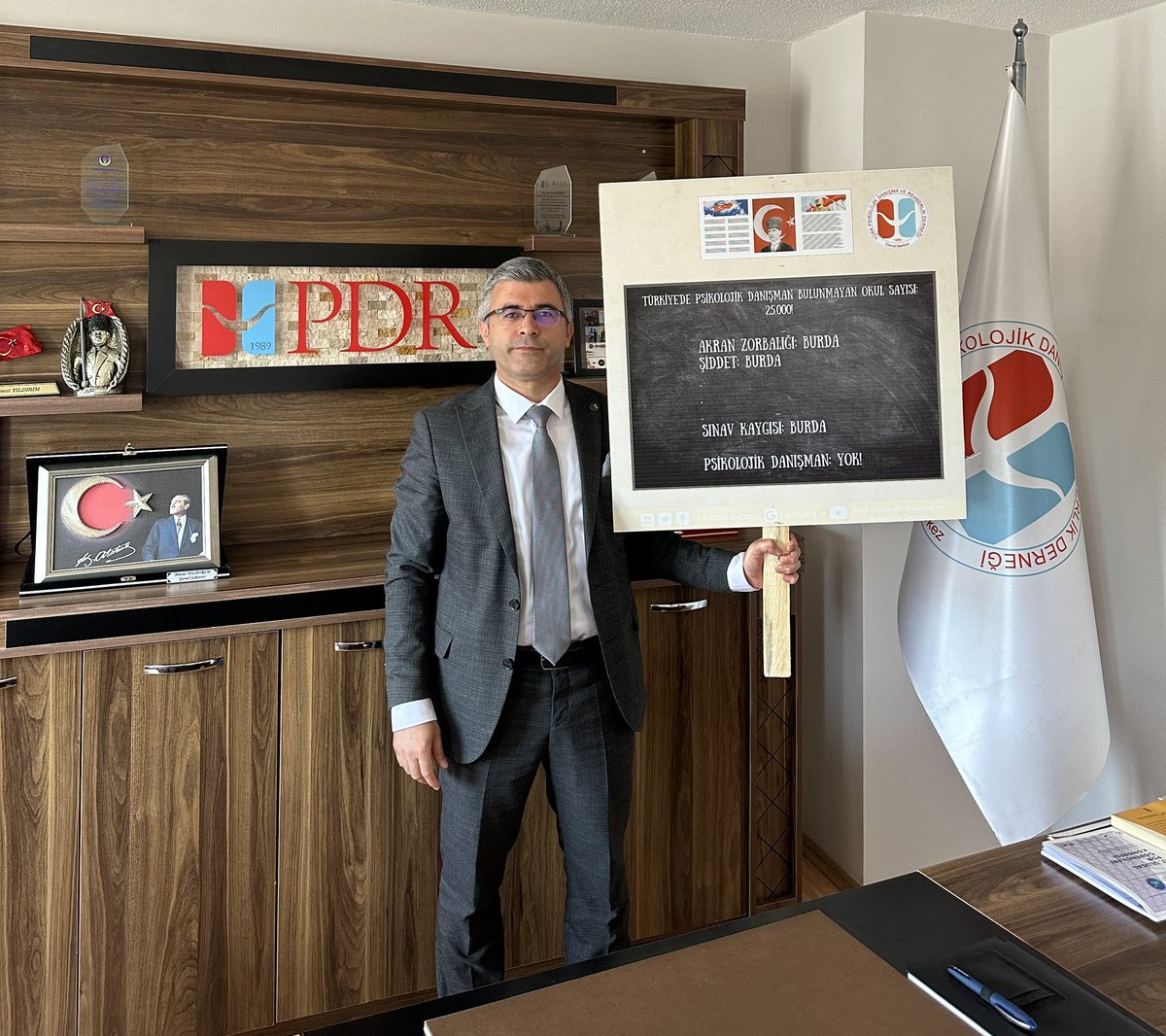 mesutyldrm_pdr's tweet photo. Psikolojik Danışma ve Rehberlik Hizmetinin her öğrenciye ulaştırılması, eğitimde fırsat eşitliğinin sağlanması için norm yönetmeliği değiştirilerek öğrenci sayı sınırına bakılmadan her okula/kuruma en az bir Psikolojik Danışman ve Rehber Öğretmen ataması sağlanmalıdır.

@RTErdogan 
@tcmeb 
@prof_mahmutozer 

#PDRmeydandaNormNerde
