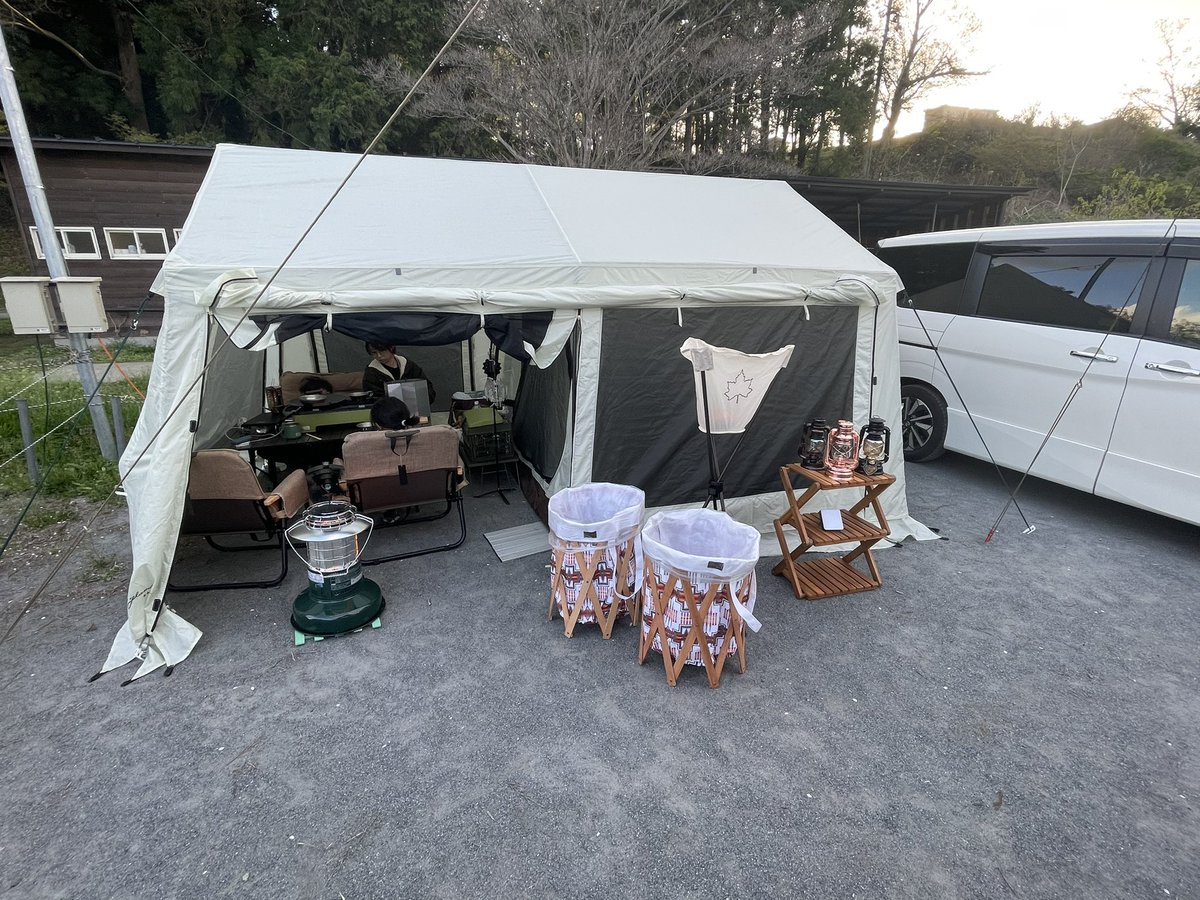 KMCAMP1001's tweet photo. 今日は風が強いから中でご飯🙂 https://t.co/bnAjXcnfOL