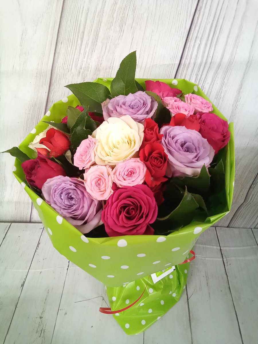 Happy #Friday everyone!🤗Order a #bouquet to bring #positivevibes into your home! 💐😍🤗☺️
 #fresh #flowers #freshflowers #flowerdelivery #freedelivery #uk #london #ukdelivery #londondelivery #ukflowers #londonflowers #ukflorist #londonflorist #friday