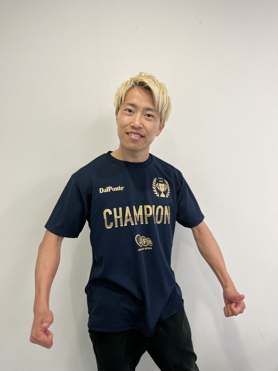 【DalPonte製優勝シャツプレゼント】

先日フットサル施設連盟選手権全国大会で優勝しまして！その時にGetした優勝シャツをプレゼント❤️‍🔥

中井選手がもう着てしまっているシャツ(M:1名 L:1名)を2着ご用意🎁

【応募方法】
<a href="/kensuke_nakai/">中井健介| Kensuke Nakai</a> をフォロー

締切は4/12(水)23:59まで
#オーシャンカップも勝つ