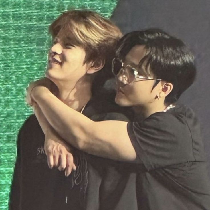 #seungbin!au где во время мирового тура, чанбин укусил сынмина за шею.