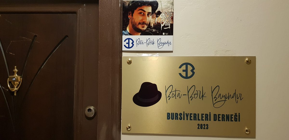 ServerUraz's tweet photo. Başlangıç olarak, Berk'in babası Nezih Bayındır önülüğünde "Beta Berk Bayındır Bursiyerleri Derneği" kuruldu. Bu dernek; ihtiyaç sahibi başarılı öğrencilere burs vermek ve yetenekli genç sanatçılara destek sağlamayı hedefliyor. https://t.co/ZVkNUrTtaj