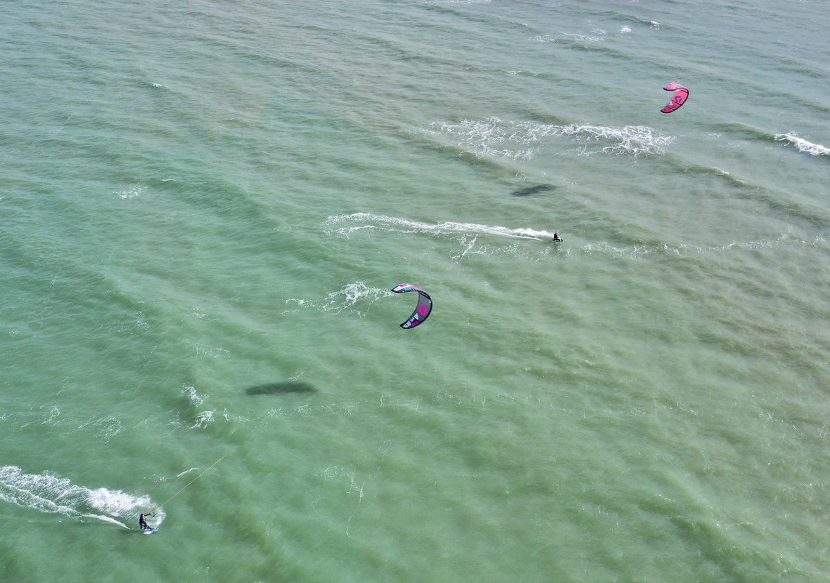 KiteRevolution's tweet photo. 😋🤙🏻 Un samedi sportif sur la plage de #MervilleFranceville 

15/20 noeuds Nord-Est cet après-midi sur le spot ! 

🍹 L’école de #kitesurf et le bar sont ouverts !

Excellent week-end de Pâques 🐣

(Crédit 📸 : @AntoineSnts) https://t.co/k4qpwy897b