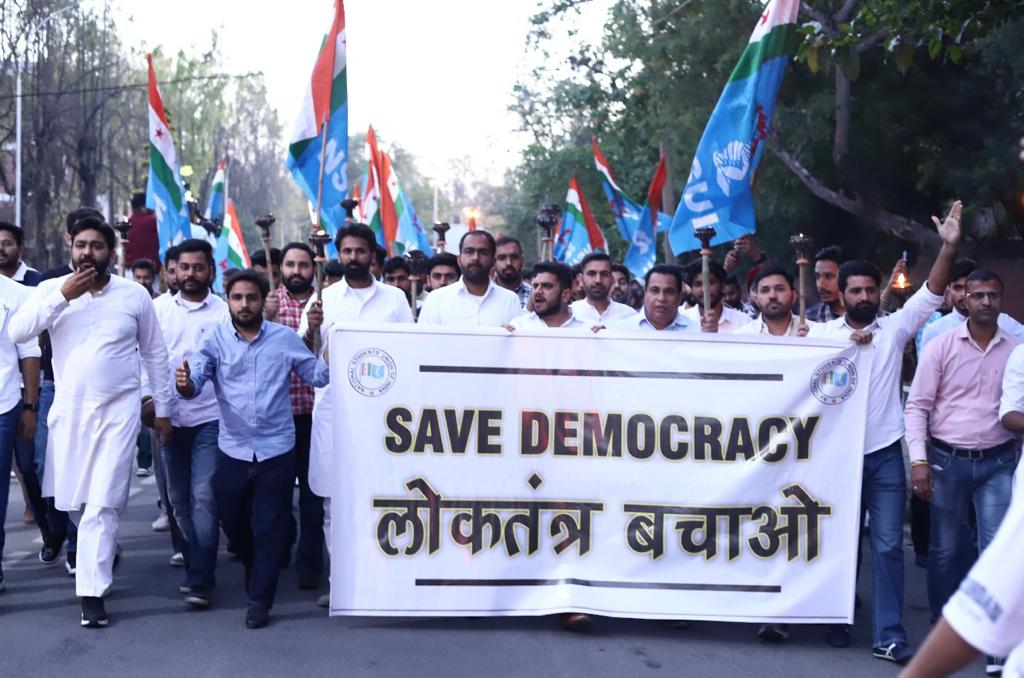 Chandigarh Congress workers along with NSUI members conducted a 'Save Democracy' march in the Panjab University premises.

Our grassroot workers will never bow down before the dictatorial BJP government. We will continue to spread the message of Rahul ji.

Daro Mat! 🇮🇳